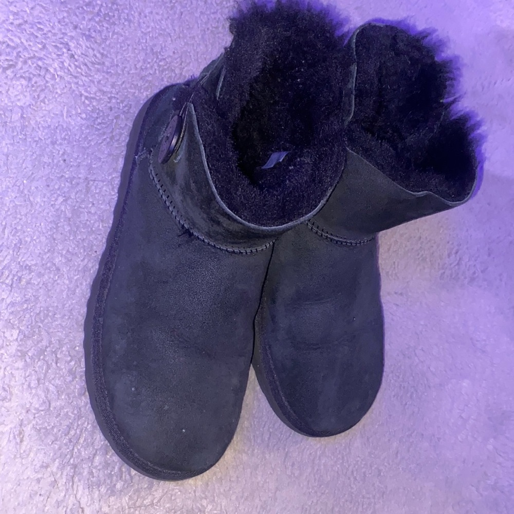 Uggs - image 1